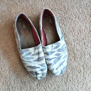 PATTERNED TOMS size 6